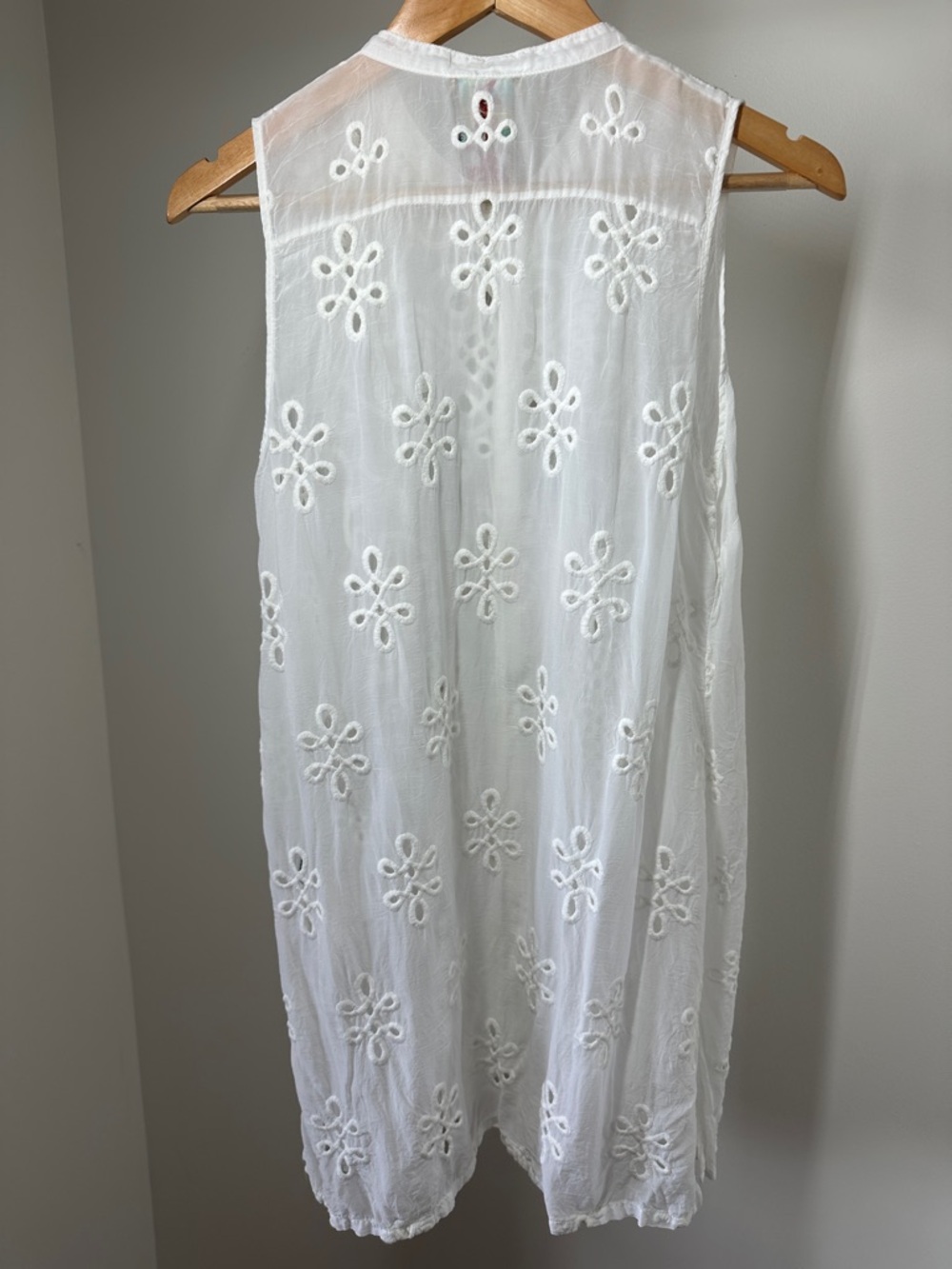 Johnny Was White Wirey Vine Georgette Sleeveless Embroidered Button-Front tunic - Picture 7 of 8